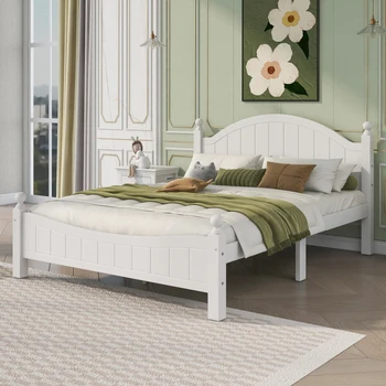 Tradicionalni krevet u elegantnom, Krevet-platforma je od bijelog drveta veličine 