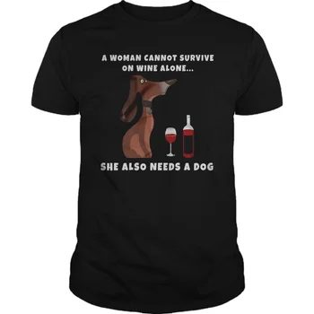 Žena JHPKJA ne može opstati na jednom vinu, Joj također treba pas. Zabavna poklon majica za ljubitelje kobasice