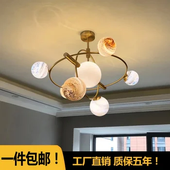 klasicni viseći svijećnjak, rotirajući globus, lampe od industrijskog stakla, pivo 